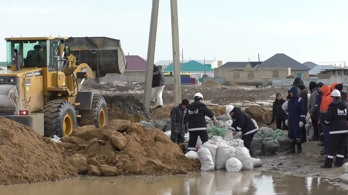 Потеплело и потекло: в Атырауской области талые воды подтопили село