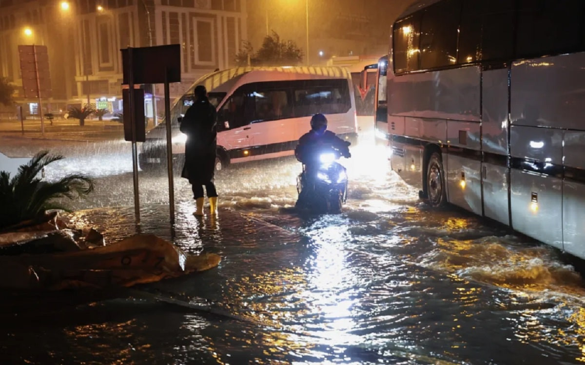 Турецкий потоп: в Анталье из-за проливных дождей закрыты школы и вузы (видео)