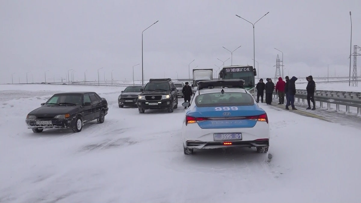 Грядут сильные морозы: на автотрассах страны ограничено движение для транспорта