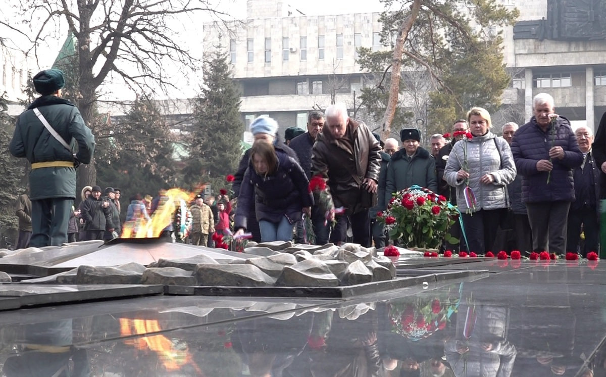 В Алматы почтили подвиг ветеранов-афганцев и память погибших в войне героев