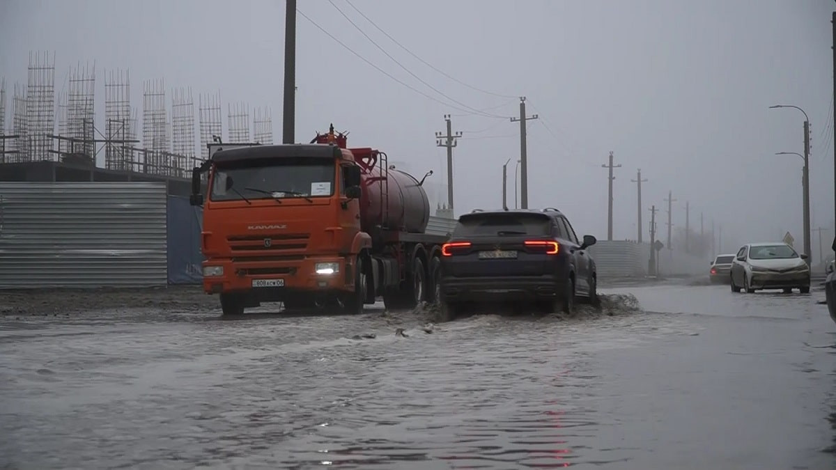 Большая вода: в Атырау под угрозой подтопления частный сектор