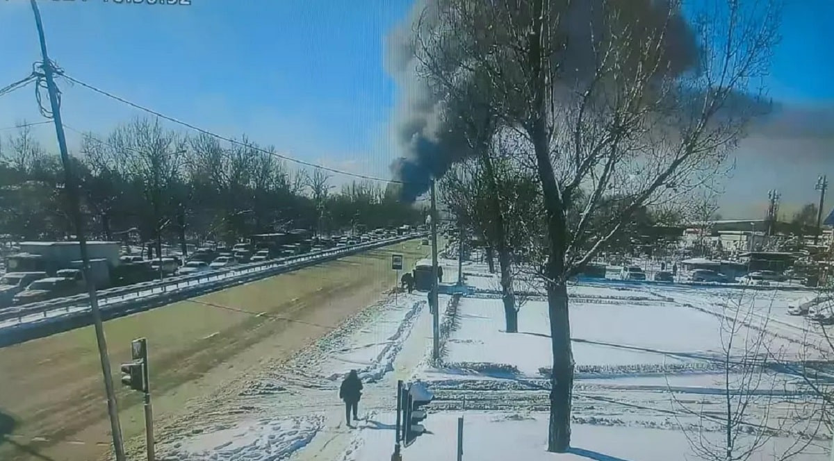 Склад загорелся в районе барахолки в Алматы 