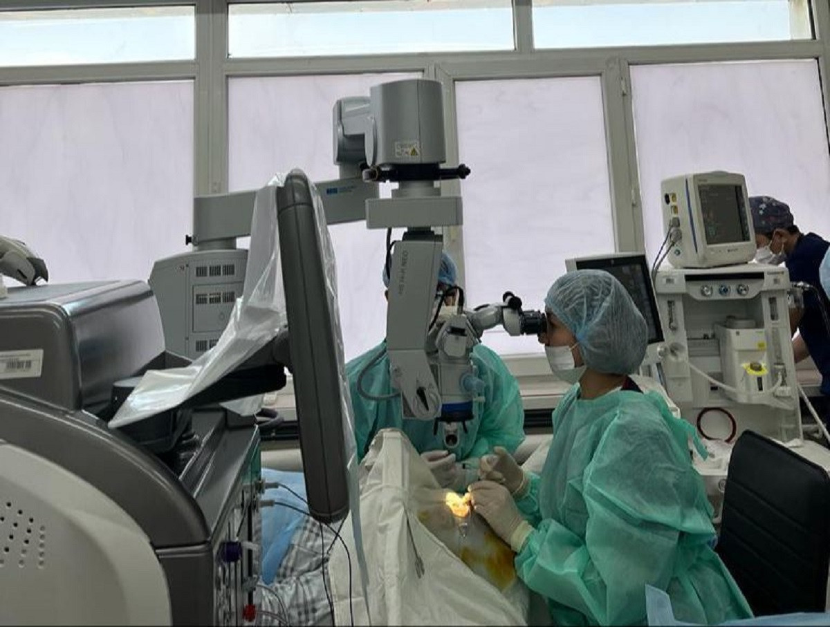 Алматы офтальмологтары көзішілік линзаны импланттау отасын жасады