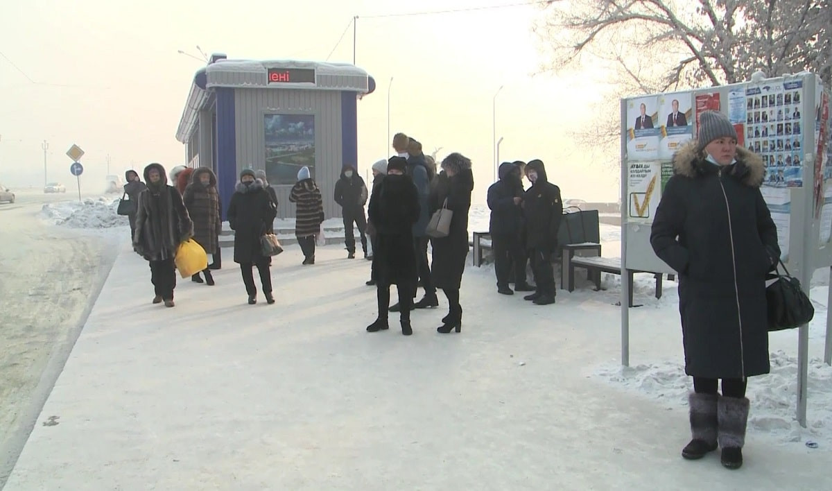 Аномальные морозы: в Усть-Каменогорске люди часами ждут автобусы