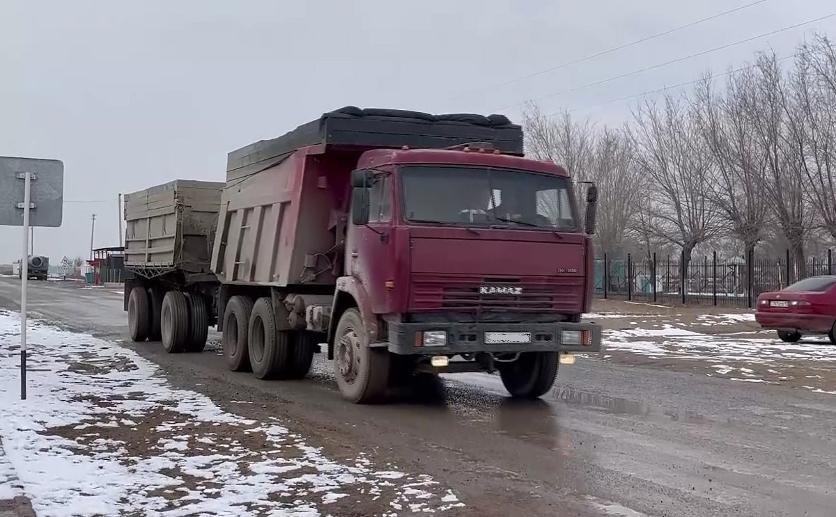 Кто быстрее: в Туркестанской области водители грузовиков устраивают гонки