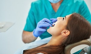 Женщина выиграла суд против решившего вылечить все зубы за один раз стоматолога