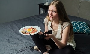 Ночное переедание: почему перед сном повышается аппетит
