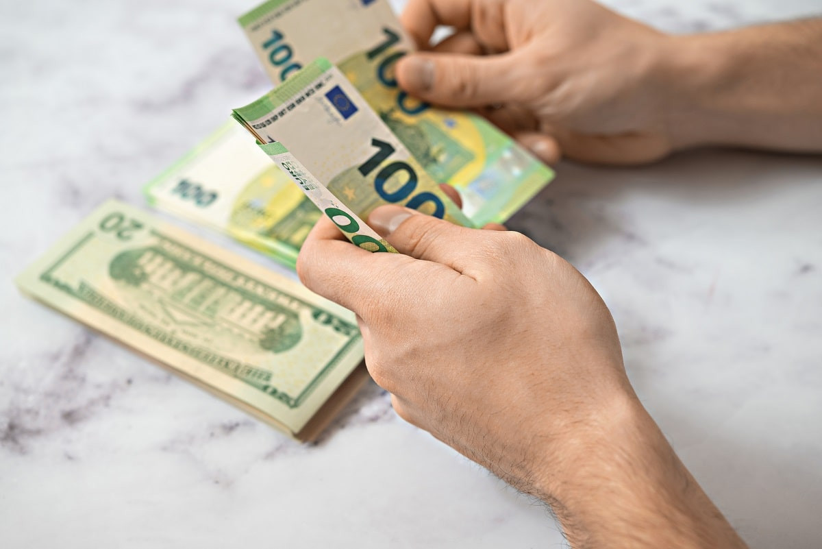 Курс доллара и евро в обменниках Алматы 26 февраля 2024 