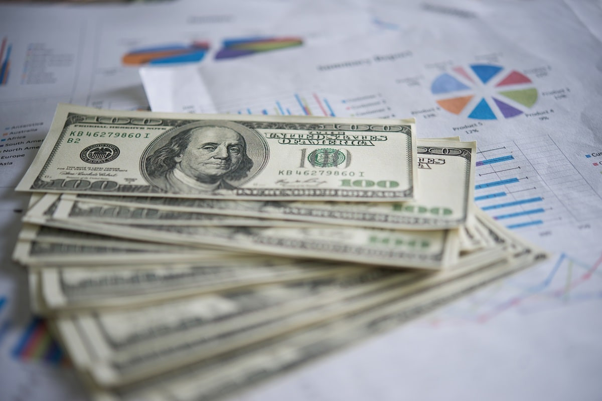 Ни шатко ни валко: что происходит с долларом в Казахстане