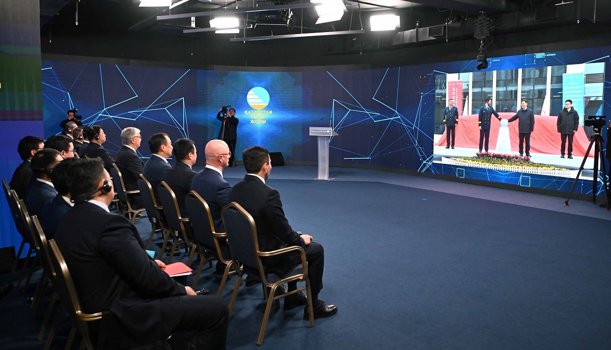 Токаев в формате телемоста принял участие в церемонии открытия Транспортно-логистического центра в г. Сиане