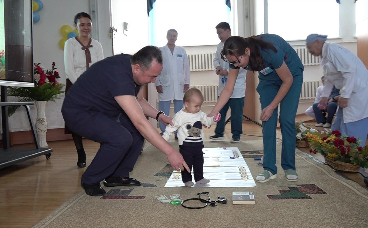 Родители привезли сына в больницу, чтобы медики провели обряд Тұсау кесер