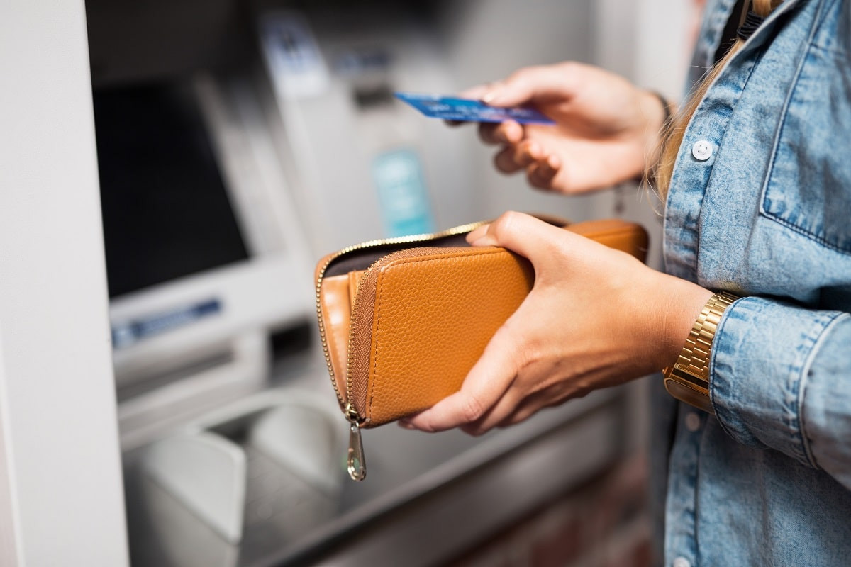Возвращение к "наличке": в Казахстане стали больше снимать денег в банкоматах