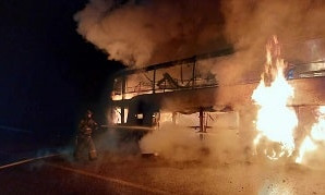 Короткое замыкание: на трассе Алматы-Ташкент сгорел пассажирский автобус
