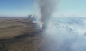 Борьба с огнем: в Атырау третий день тушат камышовое поле