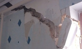 Аварийный дом: жители Атырау вынуждены жить в разрушающемся здании