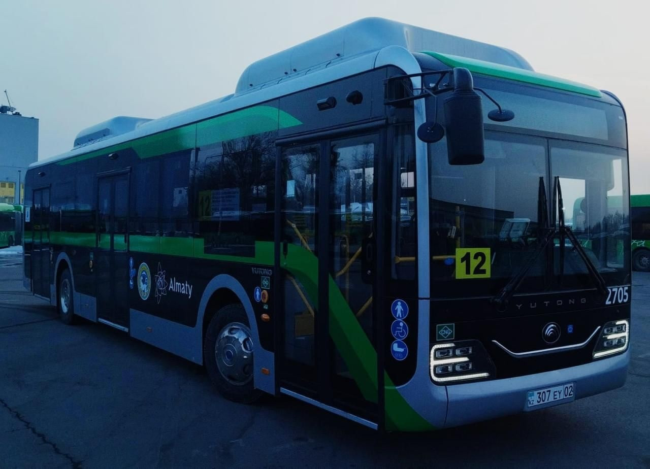 В Алматы обновили автобусы на маршруте до Медеу