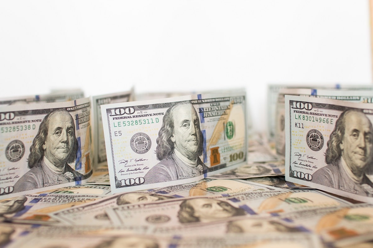 Низкий полет: что происходит с долларом в Казахстане 