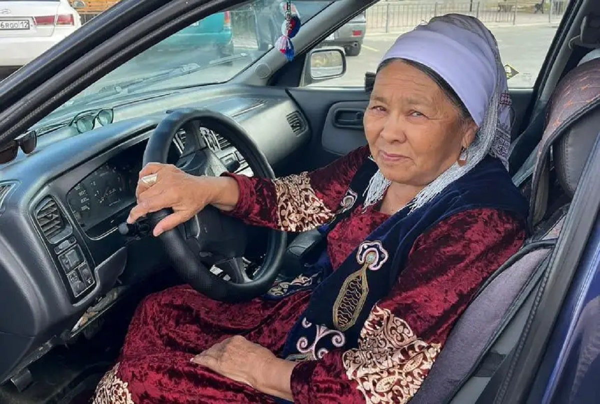 Чудо пенсионерка: 70-летняя женщина работает таксистом в Мангистау