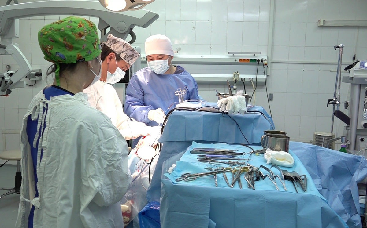 Алматинские врачи поздравили прекрасный пол с 8 марта