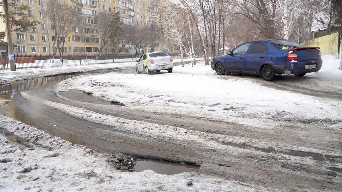 Как по минному полю: в Павлодаре автолюбители жалуются на разбитые дороги