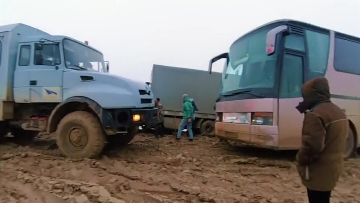 Грязевое месиво: на участке трассы Жезказган-Кызылорда застревает транспорт