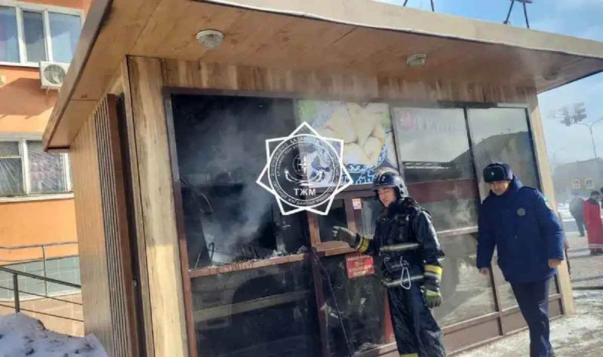Пожар в Астане: загорелся вагончик фасфуда