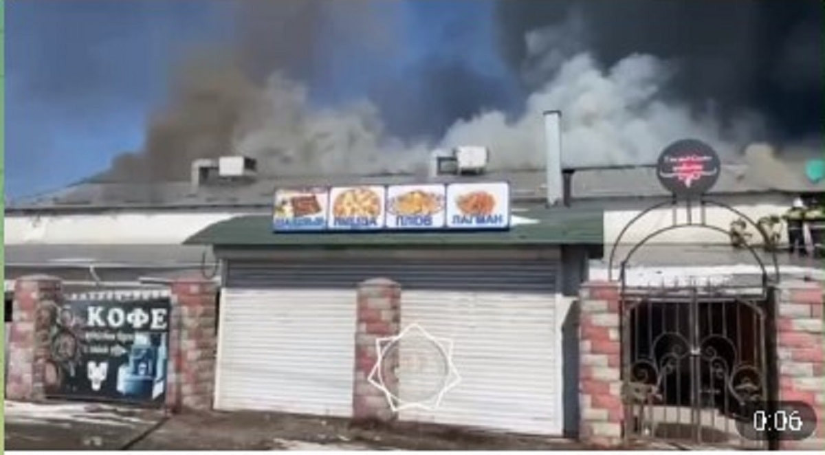 Крупный пожар тушат на складе в Алматинской области