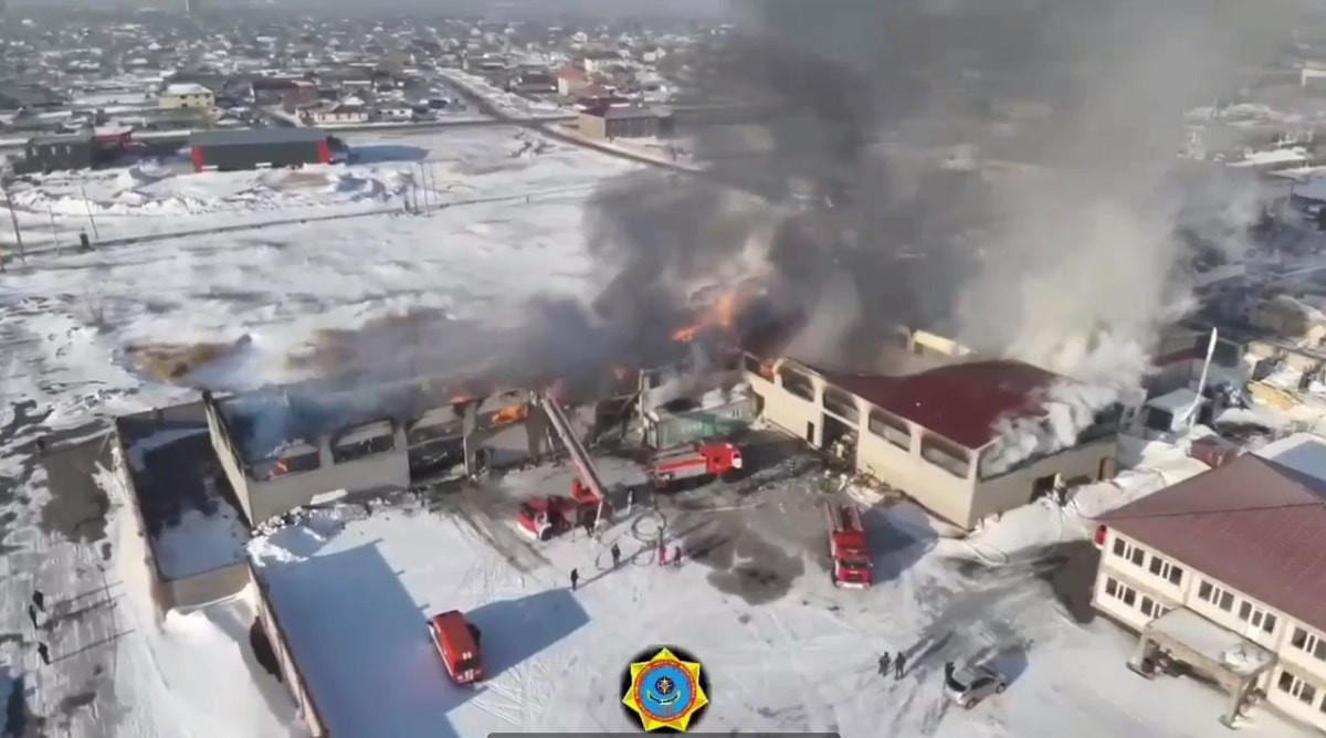 Крупный пожар в Астане: горел склад (видео)