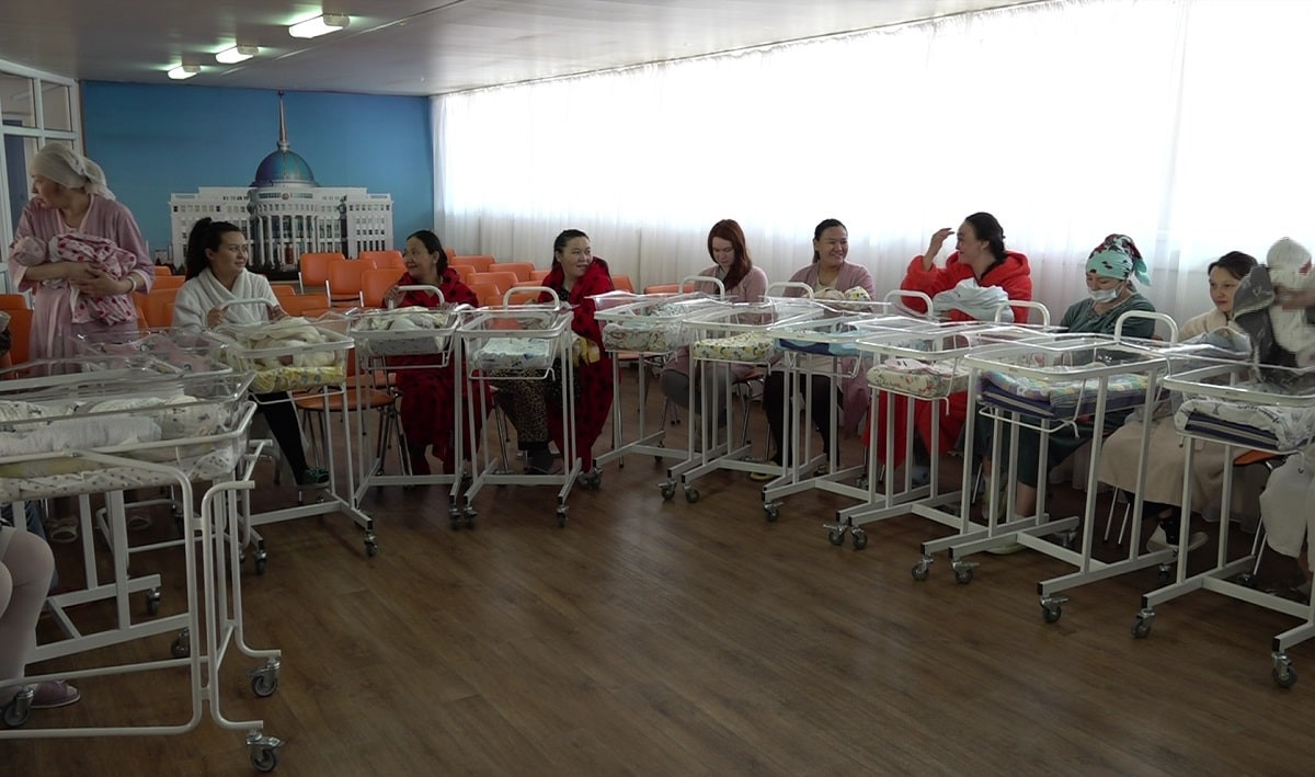 День семейных ценностей: в Алматы в роддоме поздравили новоиспеченных мам