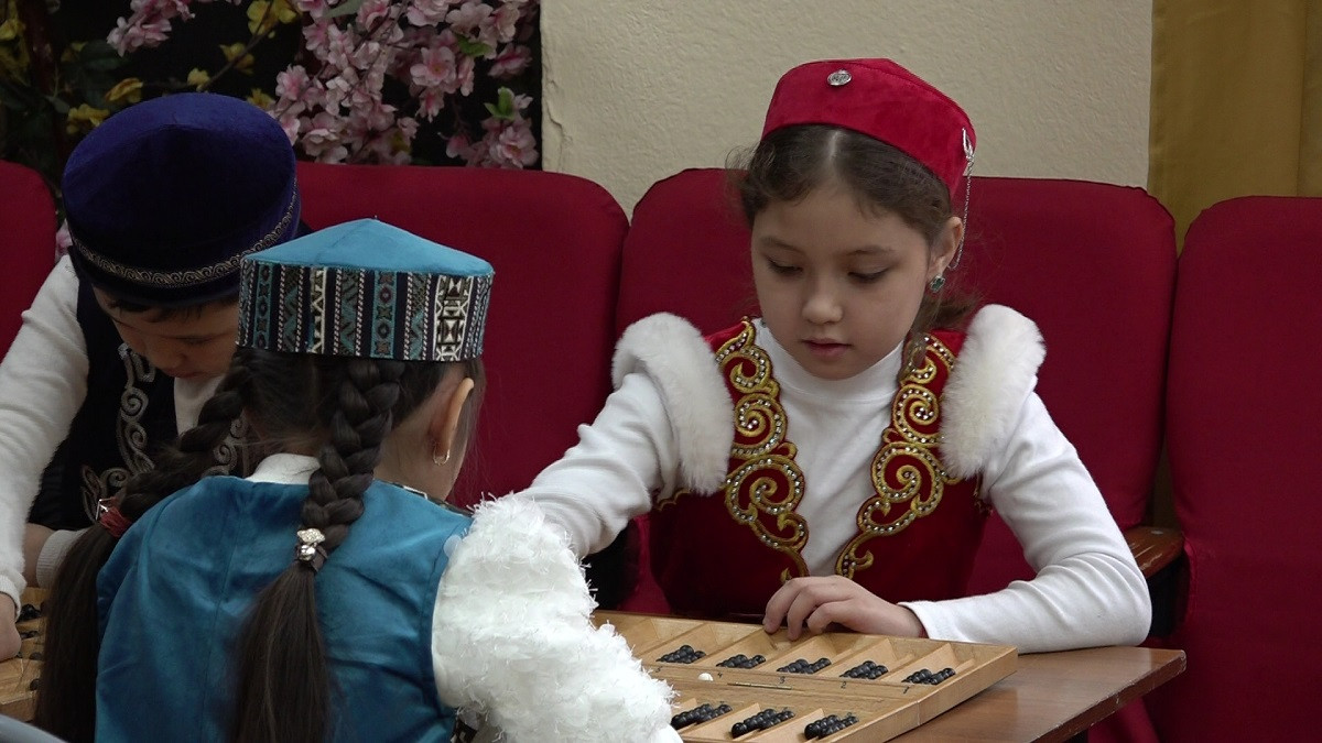 Ұлттық спорт күні: Алматының оқушылар арасында тоғызқұмалақтан жарыс өтті
