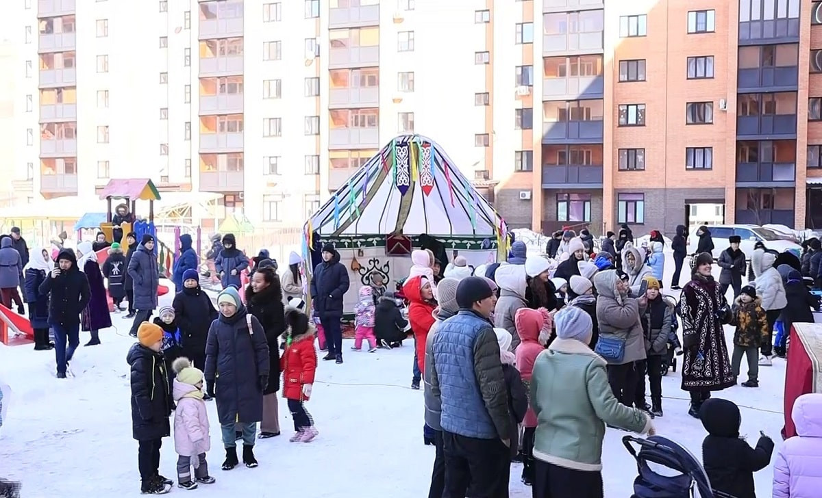 Наурыз мейрамы: жители многоэтажек устроили фестиваль в стиле казахского аула
