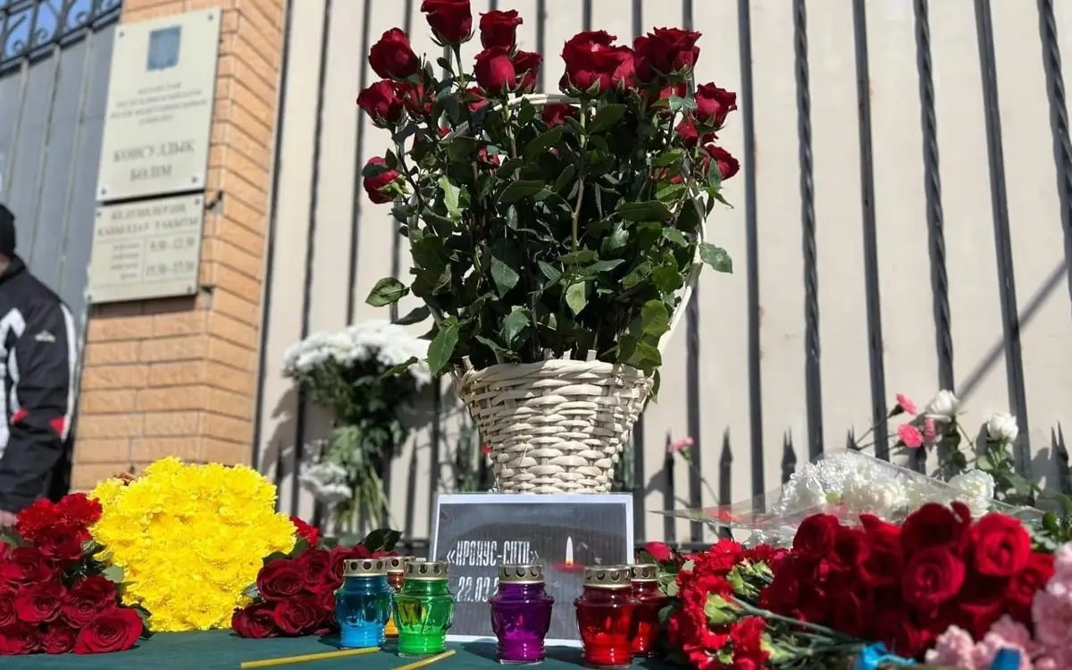 Казахстанцы несут цветы к зданию Посольства РФ в Астане