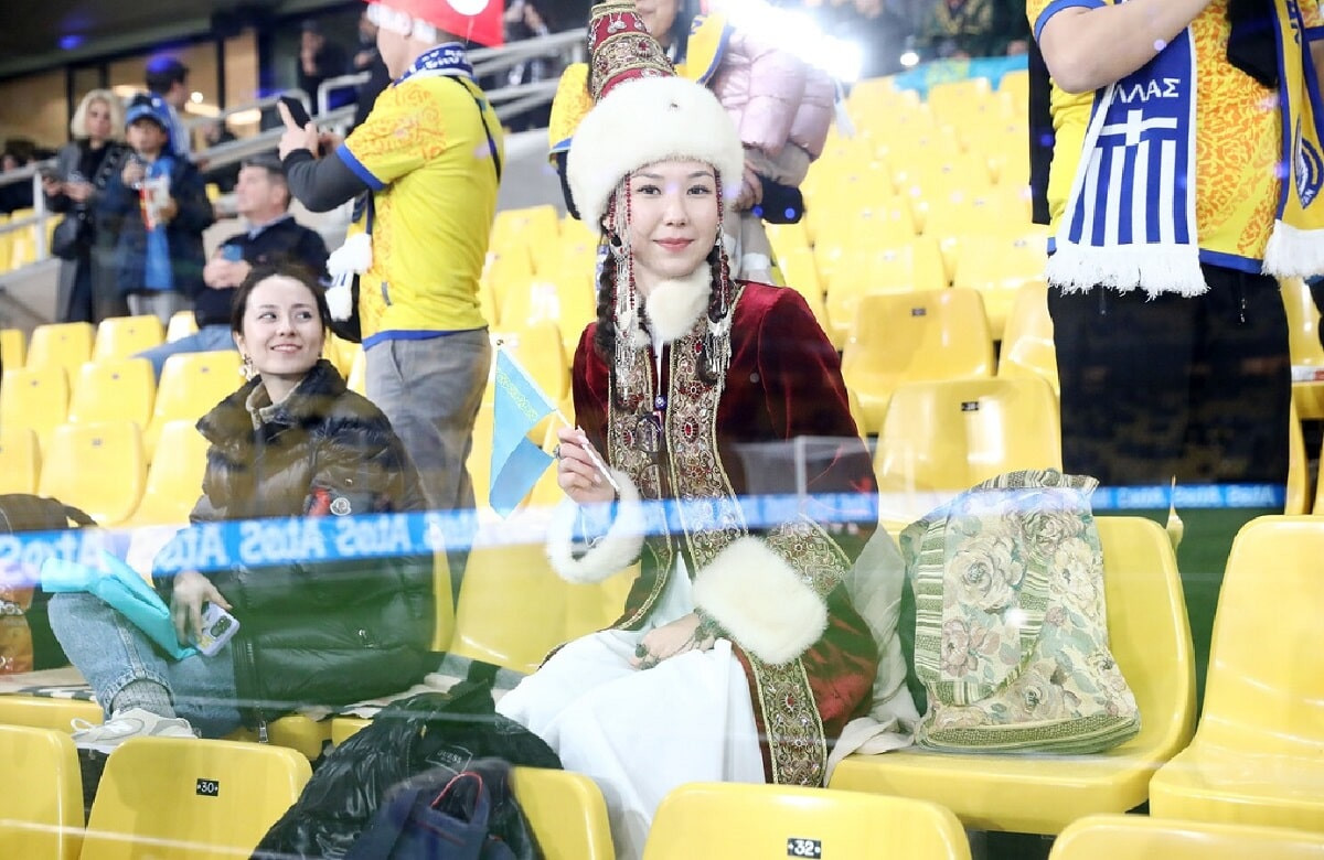Футбольные болельщики из Казахстана вызвали восхищение в Греции