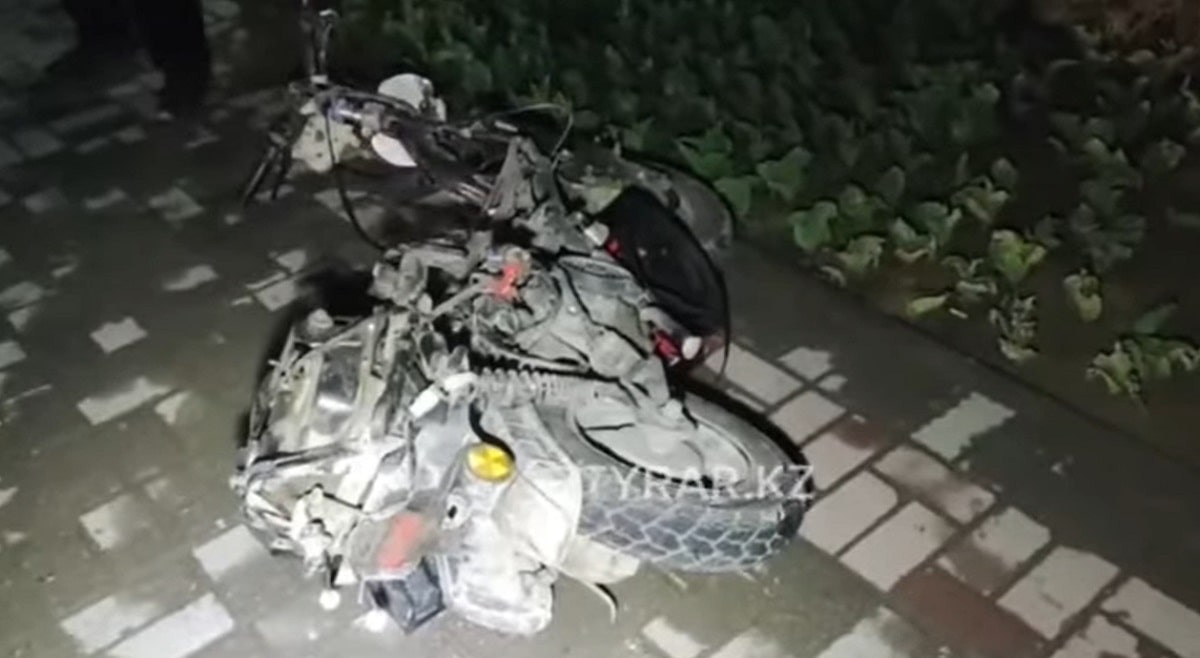 Катались на скутере: ДТП с подростками произошло в Шымкенте (видео)