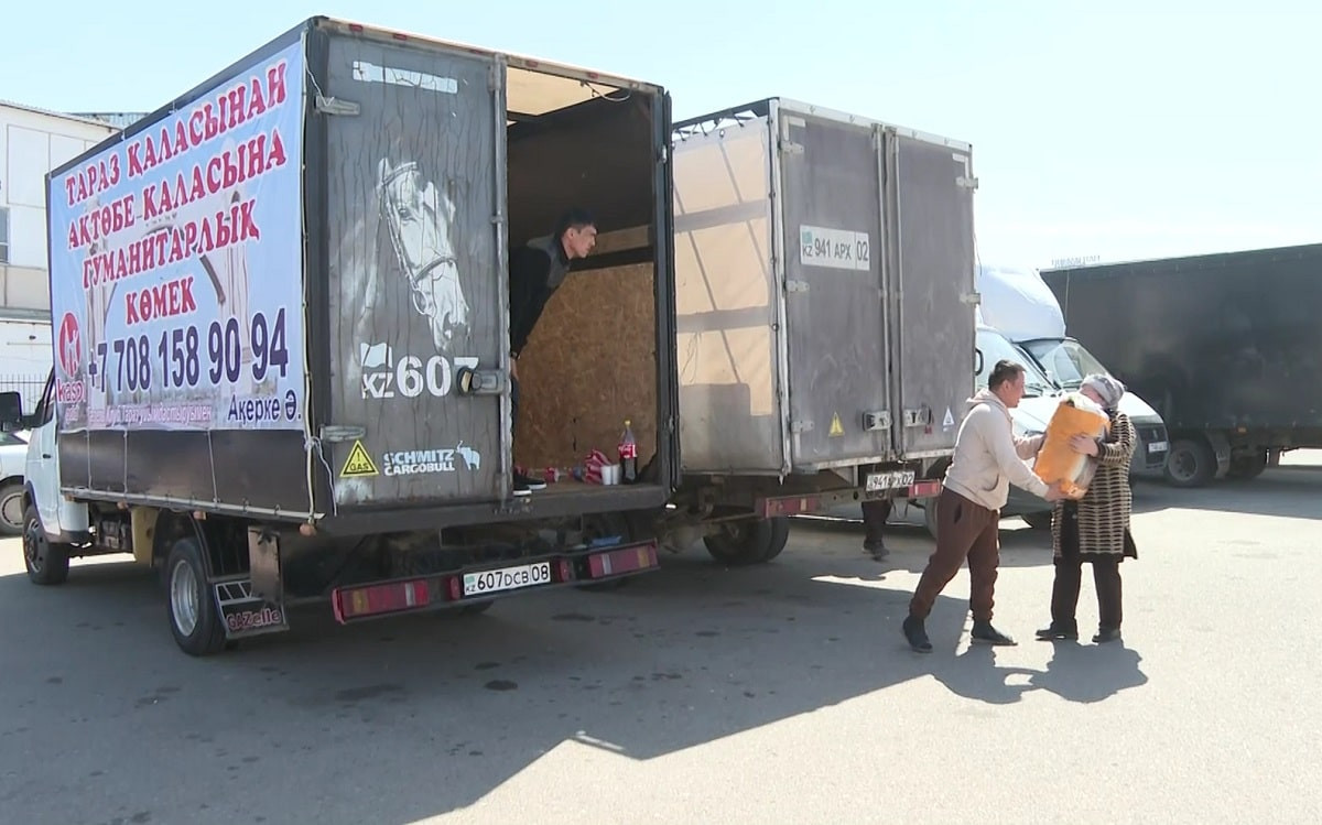 Паводки в Казахстане: волонтеры из Тараза собирают гуманитарную помощь