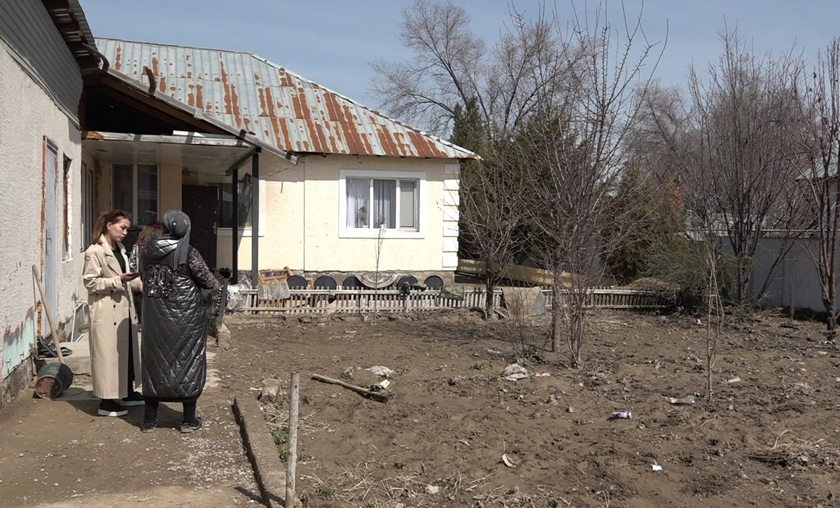 Очистительные работы: в Алматинской области улицу затопило отходами