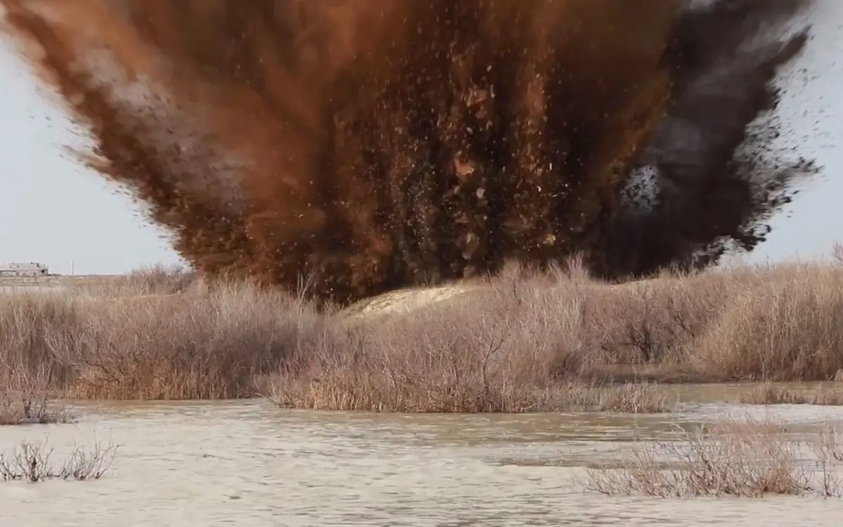 Искусственные плотины начали взрывать в Атырауской области