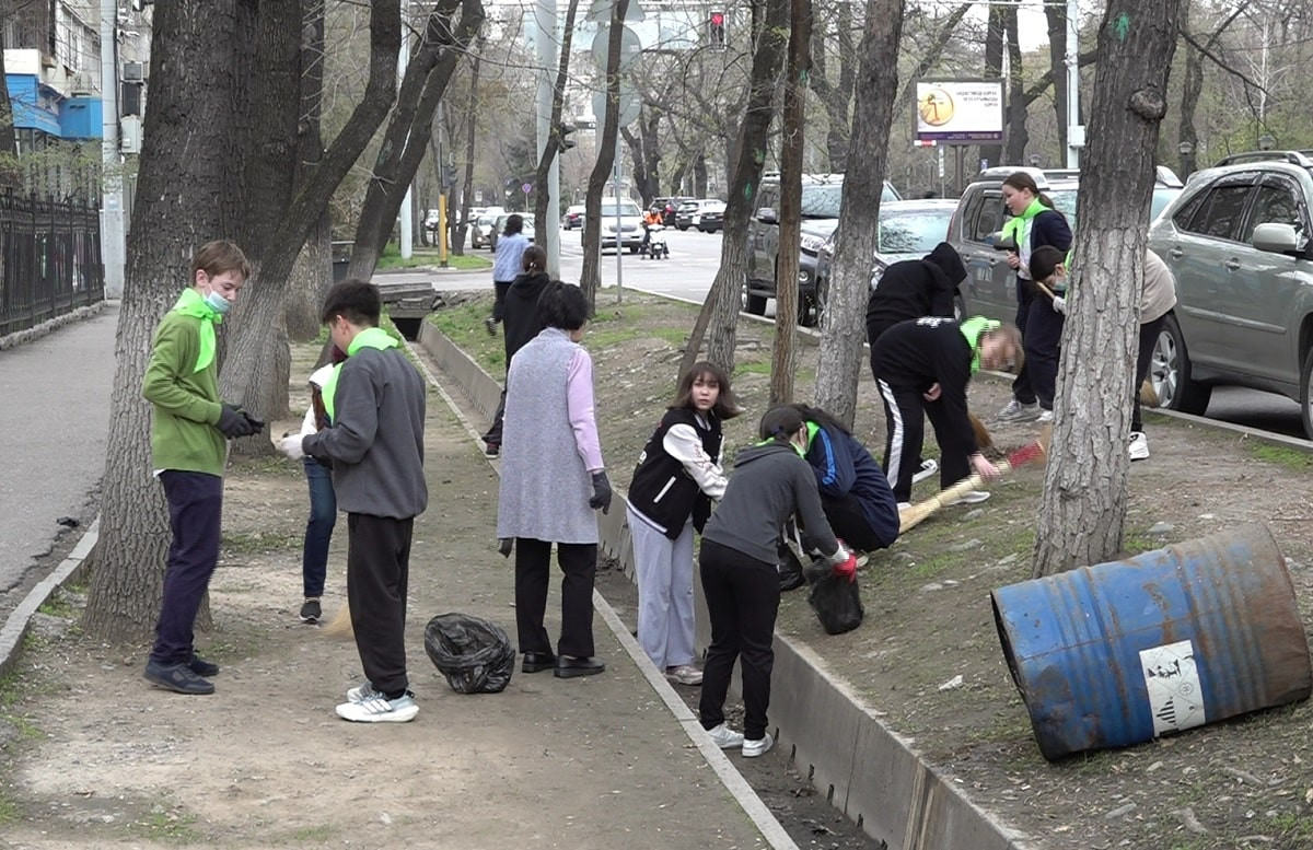 Алматы - наш общий дом: к экологической кампании чистоты присоединились школьники
