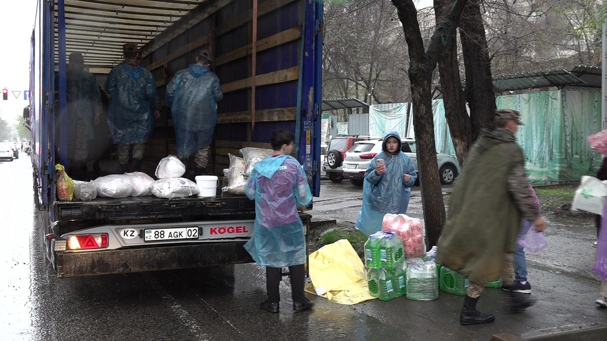 Алматинцы продолжают помогать пострадавшим от паводков регионам