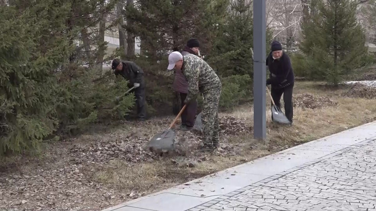 Таза Қазақстан: Астанада көше тазалаған тұрғындарға сыйлық тапсырылды