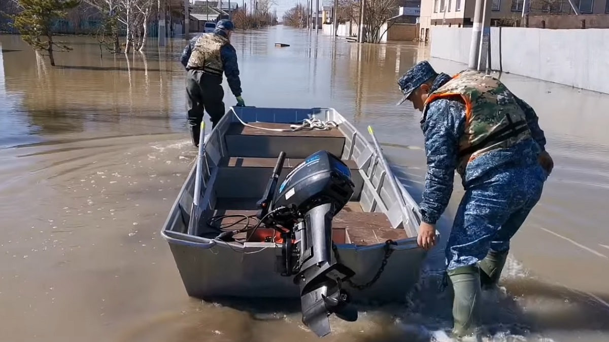 Полиция Петропавловска стала патрулировать улицы на лодках (видео)