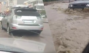 Шымкент "поплыл": ливень затопил улицы мегаполиса (видео)
