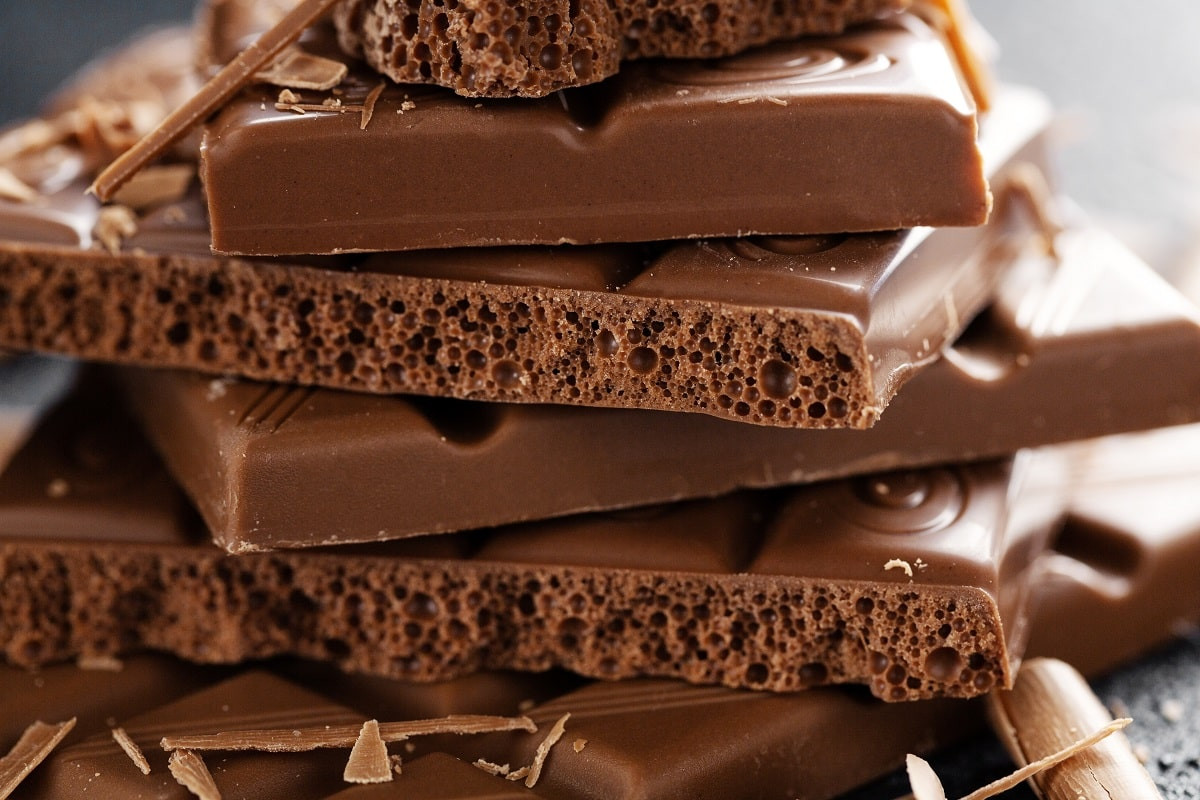 Қауіпті шоколад: Шымкентте 48 мыңнан астам контрафактілік өнім жойылды