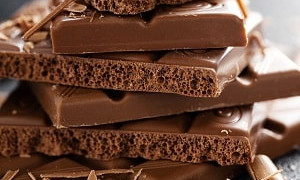 Қауіпті шоколад: Шымкентте 48 мыңнан астам контрафактілік өнім жойылды