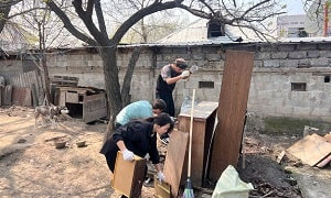 Покрасили заборы и калитки: активисты позаботились о ветеранах и пенсионерах в Алматы