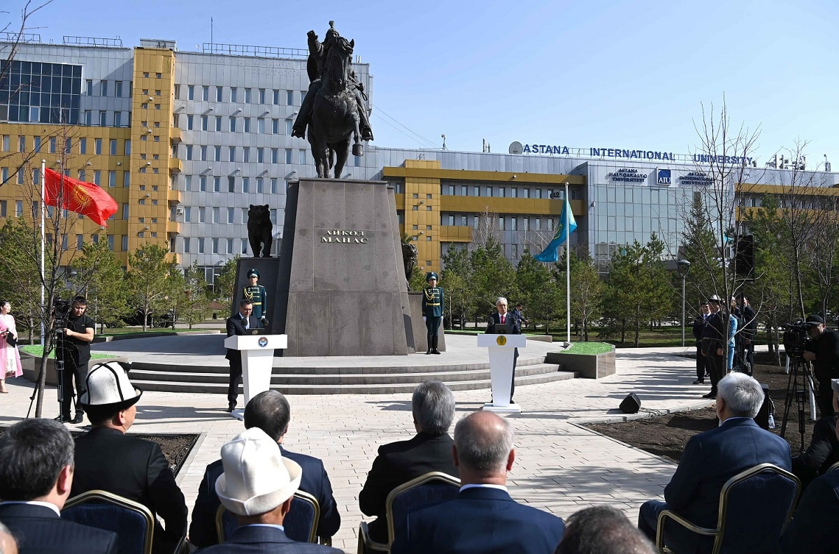 Президенты Казахстана и Кыргызстана торжественно открыли памятник Айкол Манасу