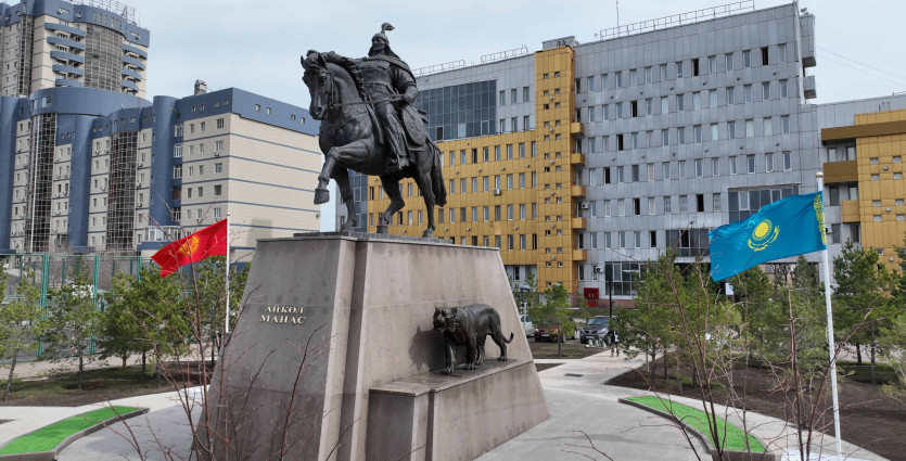 Президенты Казахстана и Кыргызстана торжественно открыли памятник Айкол Манасу