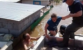 Для поиска людей поднят вертолет и запущен дрон: кадры с места наводнения под Уральском показали в МЧС 