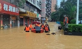 Буйство стихии: в Китае произошло сильнейшее наводнение (видео)