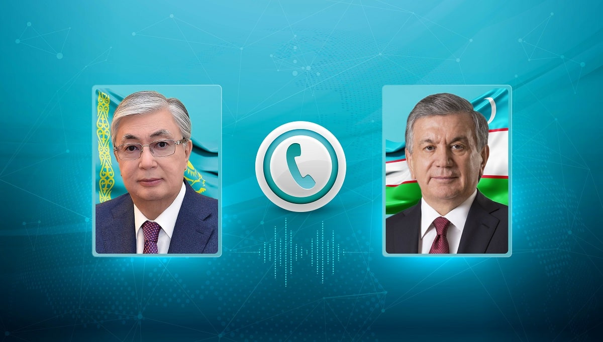 Глава государства провел телефонный разговор с Президентом Узбекистана